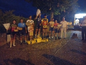 Une photo du podium D1D2 avec les féminines et Monsieur le Maire de Pons.