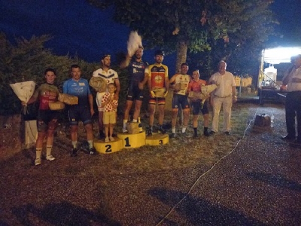 Une photo du podium D1D2 avec les féminines et Monsieur le Maire de Pons.
